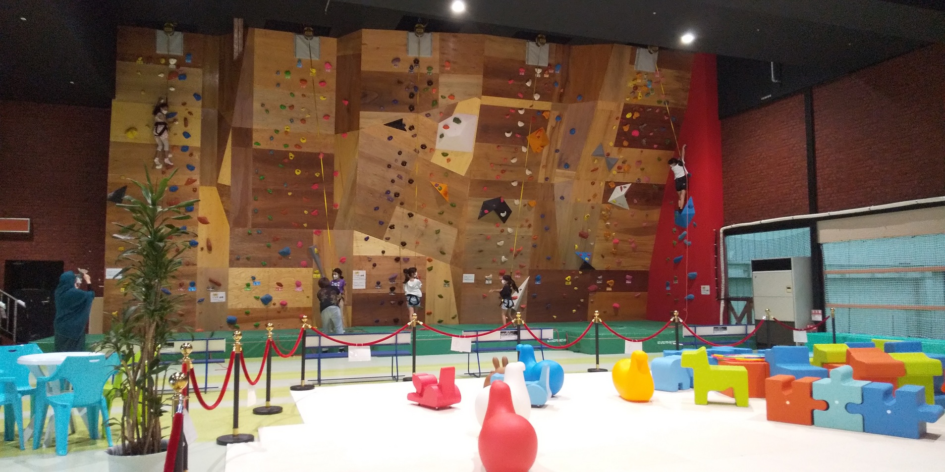 靴下履いてね!クライミングにチャレンジ☆